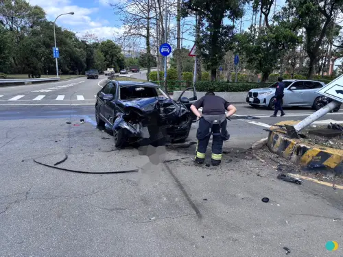 新北三峽賓士失控「高速猛撞分隔島」車頭全爛！駕駛雙腿斷急送醫
