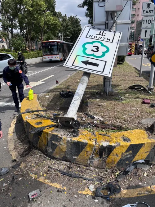 ▲黃男自撞分隔島力道強大，不僅車頭全爛就連分隔島上的指示牌也被撞斷。（圖／警方提供）