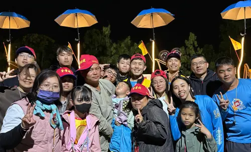 ▲203旅官兵與地方民眾互動交流，展現軍民一家親的良好關係。（圖／記者莊全成翻攝）