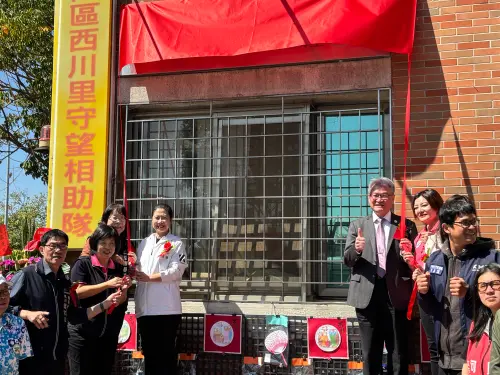▲台中市西川里崇仁活動中心「半平厝樂活基地」，今日由社會局長廖靜芝、南區區長李美麗、中山醫大校長黃建寧及西川里里長葉家宏共同主持揭牌儀式。（圖／記者金武鳳攝，2026.3.12）