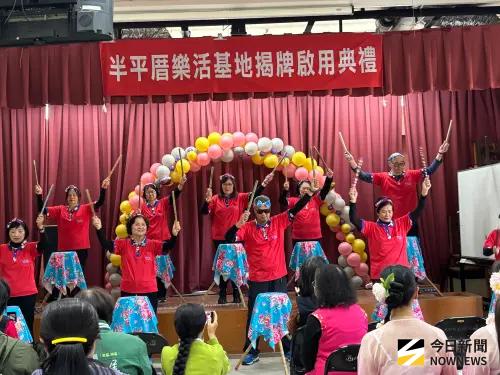 揭牌儀式後，安排由石岡區和盛社區與南眉社區進行交流展演，展現跨社區互助與共學成果。(圖／記者金武鳳攝，2026.3.12)