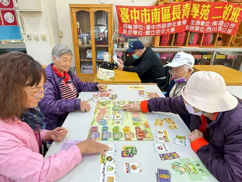 ▲在樂活基地裡，中山醫大師生透過桌遊淺顯易懂引導銀髮族認識一天三餐的營養配置，提升長輩健康照護。（圖／中山醫大提供）