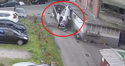 基隆七堵車禍！轎車過彎失控衝斜坡「起飛」　掃4車再撞民宅釀3傷