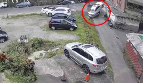 ▲基隆市七堵區東新街車禍。（圖／翻攝畫面）