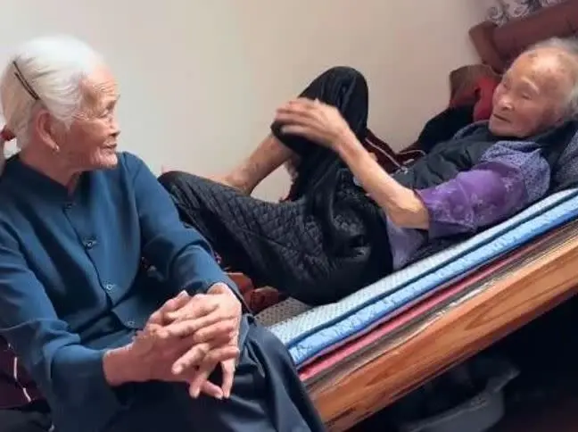 ▲ 近日，中國網路上一段「91歲女兒受委屈向113歲母親哭訴」的影片瘋傳，引發網友淚目。(圖／翻攝自Ｘ)