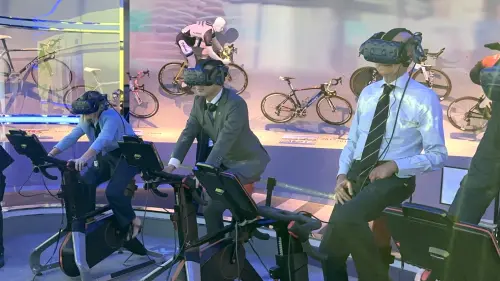 ▲江啟臣安排西班牙訪賓到自行車文化探索館體驗騎乘樂趣。（圖／江啟臣提供，2026.03.12）