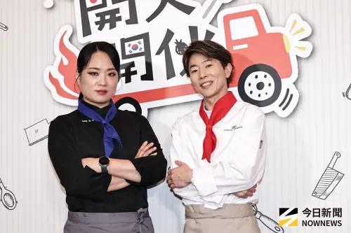 ▲鄭智善（左）及川越達也（右）將於《開火開伙》比拚廚藝。（圖／記者吳翊緁攝影）