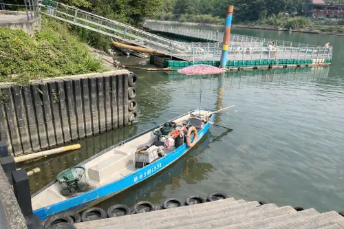 ▲當事人前往水族用品店購買朱文錦，並至新店區碧潭後方渡船頭放生。（圖／新北市動保處）