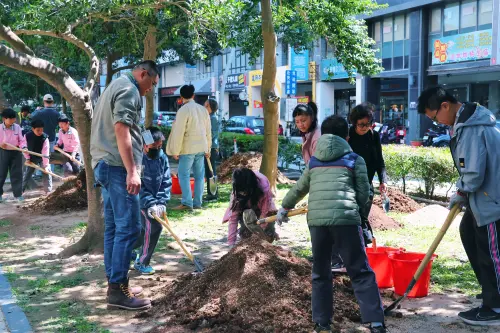 ▲今日活動現場由科博館、國際扶輪3462地區1-3分區各社社員與國小學童手持圓鍬及移植鏝參與實作，為臺灣原生植物苗木添加有機資材。（圖／科博館提供）