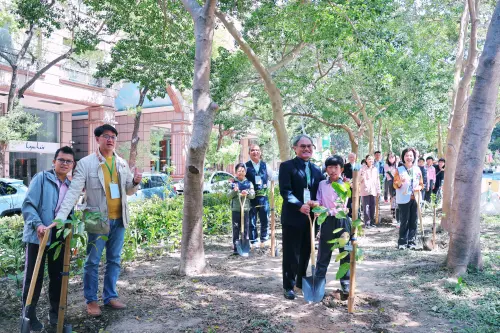 ▲響應植樹節，科博館攜手國際扶輪及忠明國小舉辦苗木撫育及植樹活動，（圖／科博館提供）