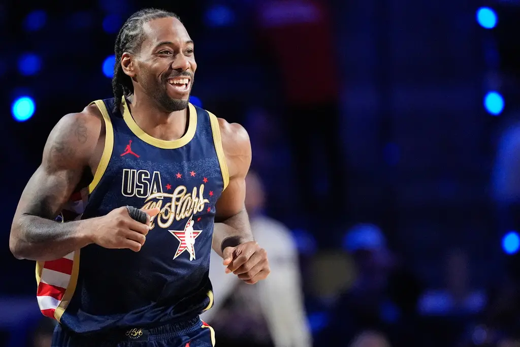 ▲洛杉磯快艇當家球星雷納德（Kawhi Leonard）在兩隊末節爆發衝突時面帶微笑，引發全球籃球迷熱烈討論。（圖／美聯社／達志影像）