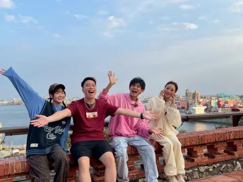 ▲籃籃（左起）、無尊、阿翔及楊繡惠到高雄鼓山出外景。（圖／民視提供）