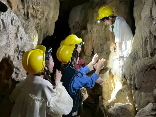 ▲▼無尊（如圖）卡在洞口引發幽閉恐懼症，錄影緊急喊卡。（圖／民視提供）