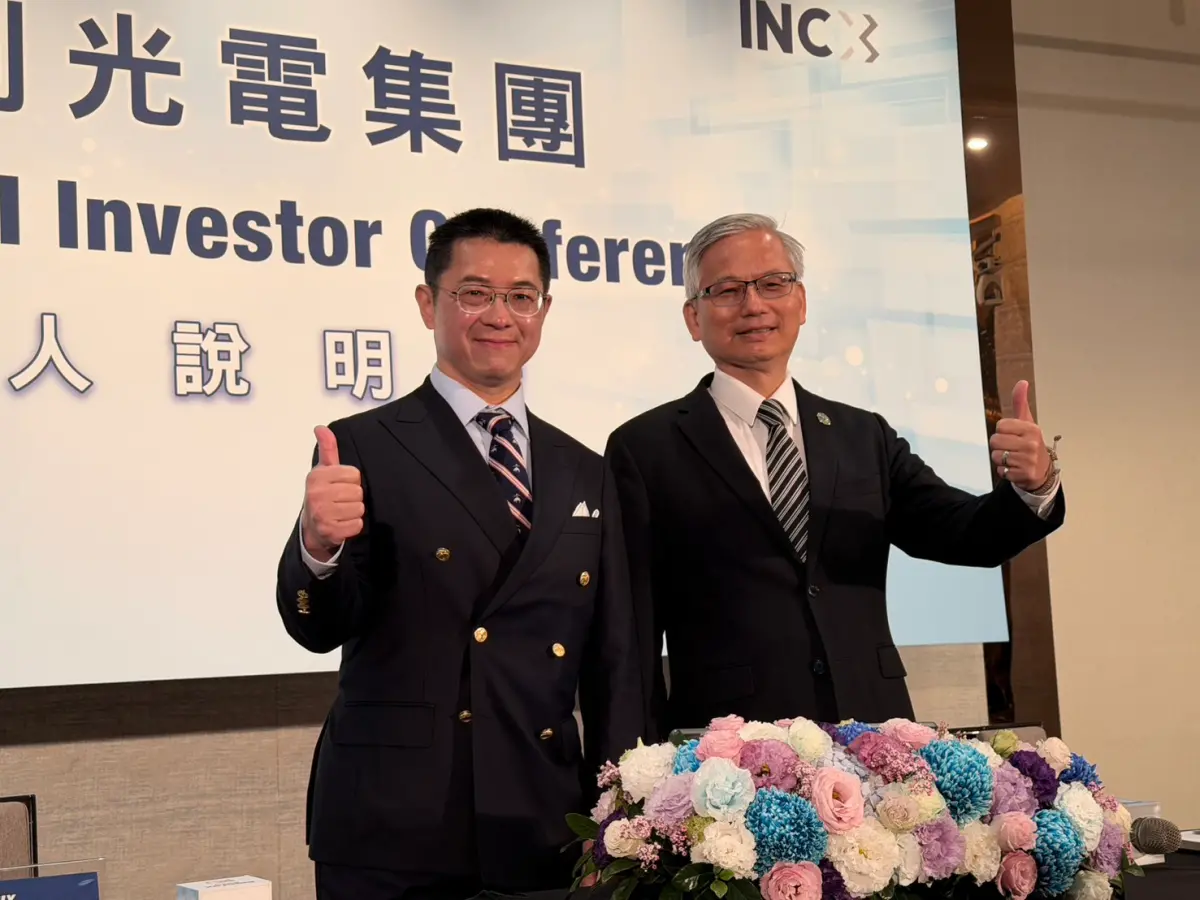 ▲群創董事長洪進揚（左）透露，目前扇出型面板級封裝（FOPLP）Chip-First產品出貨量已成長高達10倍。（圖╱記者林汪靜攝）