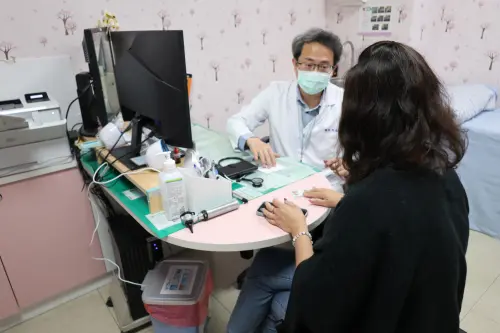 彰化爆食人菌8人群聚感染！致死率達50%　醫曝症狀：喉嚨痛如刀割
