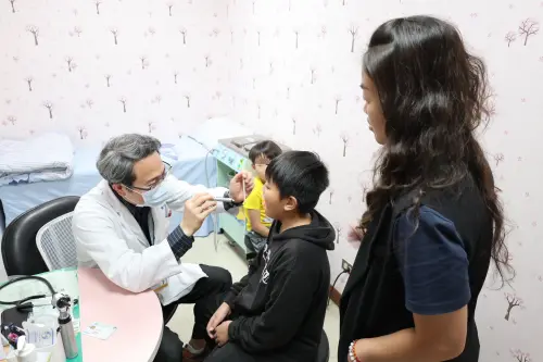 ▲馬瑞杉醫師表示，「食人菌」A族鏈球菌主要透過飛沫與接觸傳染，常見症狀包括急性咽喉炎、扁桃腺紅腫、劇烈喉嚨痛及高燒不退。（圖／衛生福利部彰化醫院）