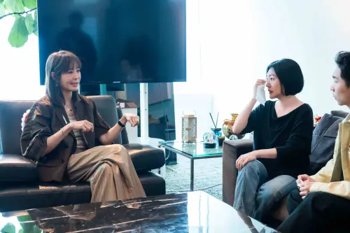 ▲小S（中）在台北101回憶當初賈永婕（左）拉她一把的事情，忍不住淚灑現場。（圖／東森綜合台提供）