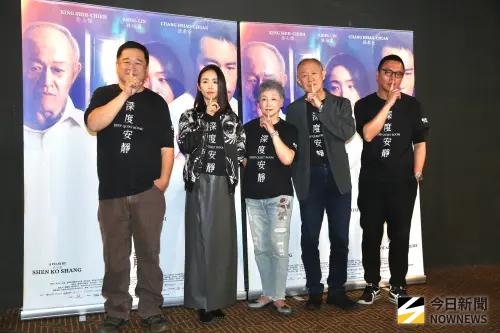 ▲林依晨（左二）分享，一開始和導演聊完後並非馬上答應，而是想了幾周。（圖／記者邱曾其攝影）