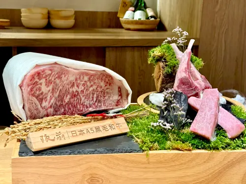 ▲王品阪前鐵板燒升級主餐，開吃日本A5黑樺牛、高地和羊。（圖／記者蕭涵云攝）