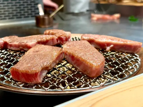 ▲日本A5頂級黑毛和牛「日本黑樺牛」阪前鐵板燒吃得到。（圖／記者蕭涵云攝）