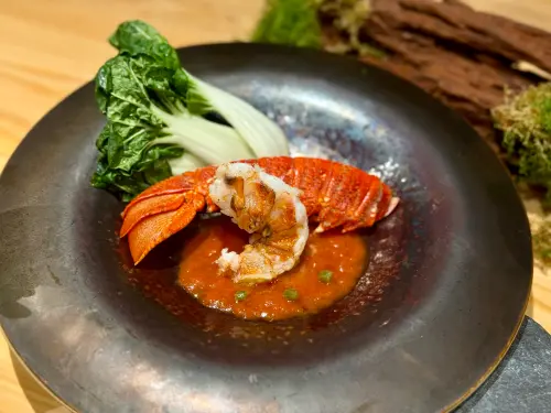 ▲「香草燻龍蝦佐蘿勒番茄」，新鮮酸香風味襯托緊Q肉質。（圖／記者蕭涵云攝）