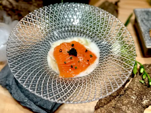 ▲燻香新菜「煙燻宮城銀鮭佐山藥」。（圖／記者蕭涵云攝）