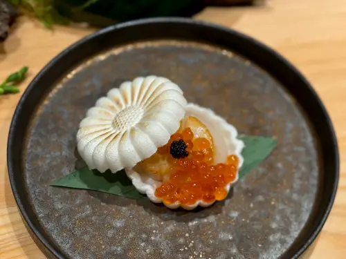 ▲喜歡輕烤出焦香的「干貝紅寶石最中餅」，滿嘴鮮甜海味。（圖／記者蕭涵云攝）