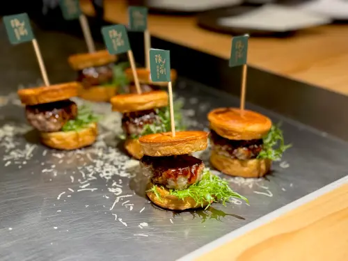 ▲「雪見挽肉和牛堡」小巧酥脆又多汁，女生都很喜歡。（圖／記者蕭涵云攝）