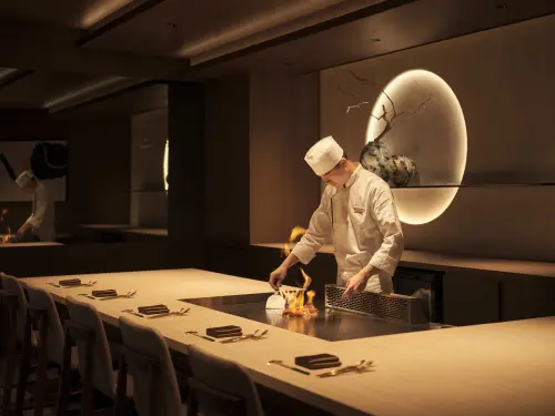 ▲王品阪前鐵板燒台北SOGO忠孝店，成功插旗高端消費商圈。（圖／記者蕭涵云攝）