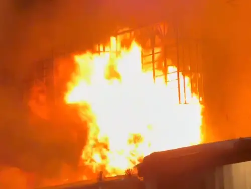 高雄鹽埕公寓火警！1樓起火延燒2樓　警消衝火場救出6人