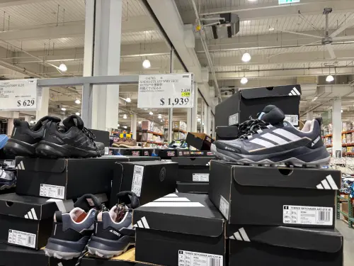 ▲北投店特價品眾多！知名運動品牌 ADIDAS GORE-TEX 戶外鞋也同步降價 500 元，標價牌上的「星號」再次證實出清特賣售完不補。（圖／記者徐銘穗攝）