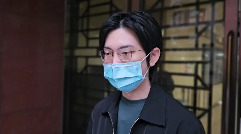    ▲林經哲出庭打扮不同於社群上的照片，戴眼鏡、口罩刻意低調。（圖／記者劉松霖攝）  