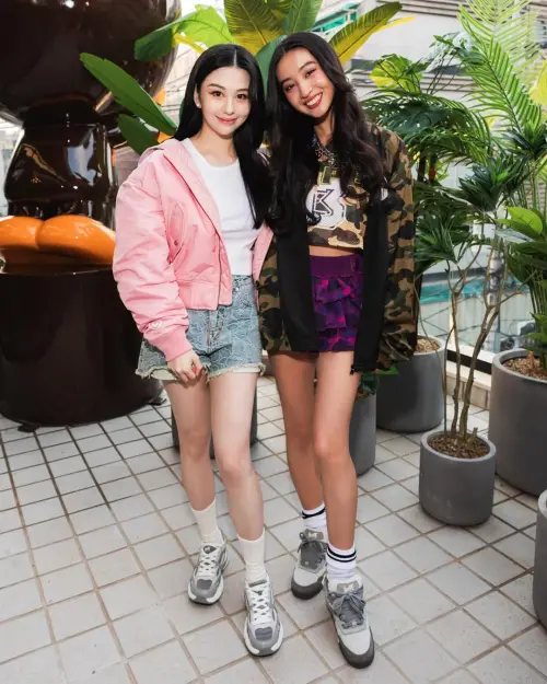 ▲沈月（左）和木村光希（右）都擁有筆直大長腿。（圖／沈月IG@yuetyuetxx）
