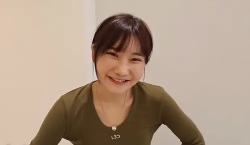 ▲愛莉莎莎剛動完雙眼皮手術時，臉相當浮腫。（圖／愛莉莎莎 Alisasa YouTube）
