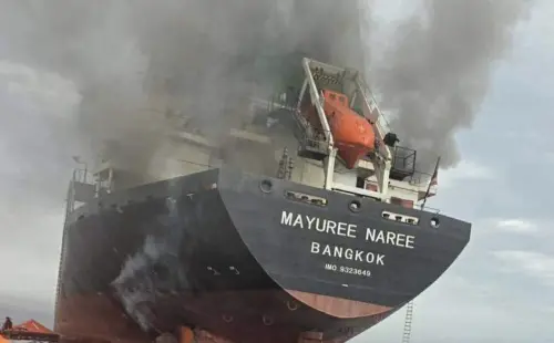 ▲荷姆茲海峽驚傳貨船遭襲！全球能源命脈動盪推升油價。股添樂示警：地緣政治風險若引發「停滯性通膨」，恐成為重擊台股估值的關鍵利刃，0050 投資人應謹慎接刀。。（圖／美聯社／達志影像）