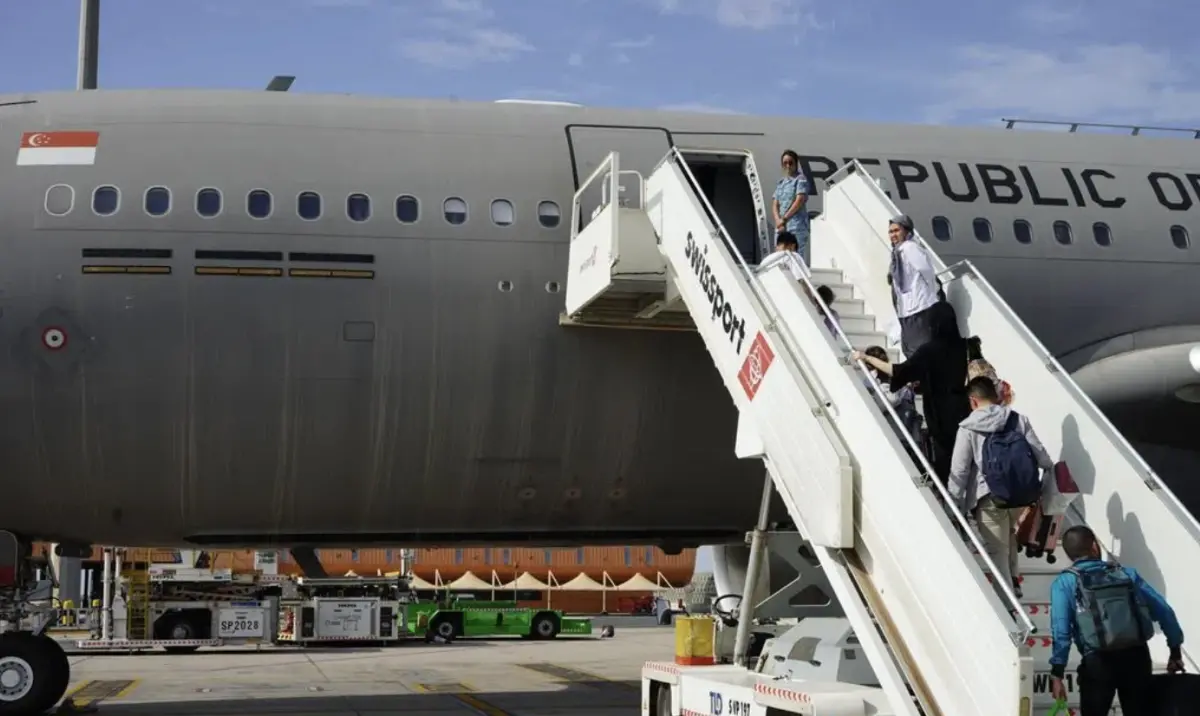 ▲新加坡武裝部隊協助國民撤離的第二班次，於今（13日）清晨順利返抵樟宜機場，成功將81名新加坡公民及其家屬安全送回國。（圖／翻攝自新加坡國防部）