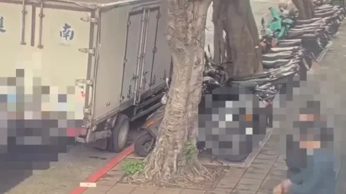 ▲黃男持辣椒水對郭男噴灑，郭男忍痛護住身上400萬元現金。（圖／警方提供）