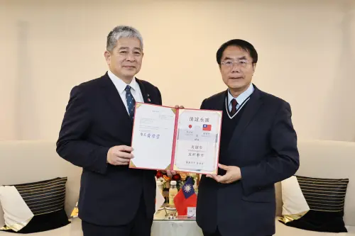 ▲黃偉哲頒贈「宇土路」道路命名公文給元松茂樹市長。(圖／南市府提供)