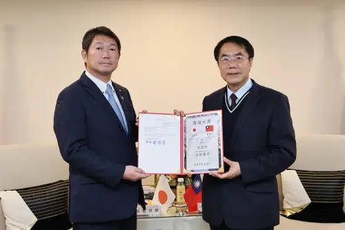 ▲黃偉哲頒贈「美里街」道路命名公文給上田泰弘町長。(圖／南市府提供)