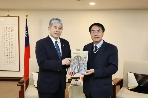 ▲元松茂樹致贈《正義與勇氣–湯德章》繪本日文版給黃偉哲市長。(圖／南市府提供)