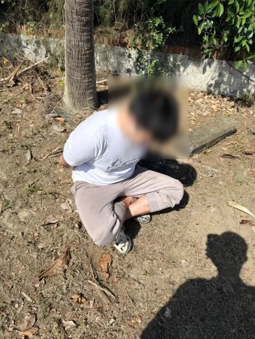 ▲楊男深夜在苗栗偷倒 70 噸廢棄物，遇警棄車逃逸，隔日竟為了取回車內手機冒險折返，被埋伏已久的便衣警員當場逮捕，全案依《廢棄物清理法》送辦。（圖／警方提供）