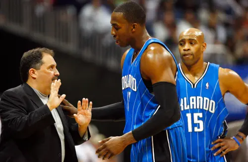 ▲霍華德在名人堂球星賈奈特的播客節目《KGCertified》中透露，他在NBA遇到的首位總教練大范甘迪（Stan Van Gundy）要求他鉅細靡遺地記錄對手的一切。（圖／美聯社／達志影像）