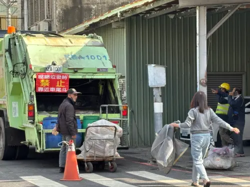 ▲連假最後一哩路！全台 22 縣市於今（4/6）日全面恢復垃圾清運，建議民眾多利用即時 APP 掌握車輛動態，趁著收假前的最後時機，將家中的祭祖廢棄物與連假垃圾一次清空，清爽迎接開工。（示意圖／記者徐銘穗攝）