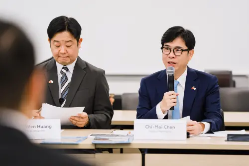 ▲陳其邁與亞利桑那產官學界於圓桌論壇進行對話，聚焦強化半導體全球供應鏈韌性及國際人才培育。（圖／高市府提供）