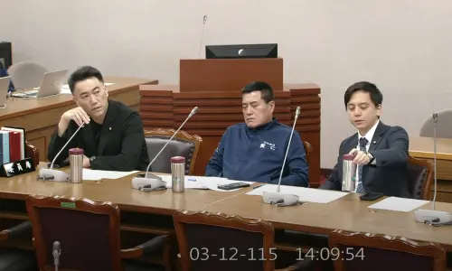 抓包！立法院協商軍購發價書　這藍委直接「睡翻」同事中間