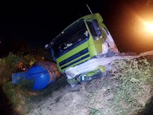 ▲國1仁德段半聯結車失控衝出邊坡。（圖／民眾提供）