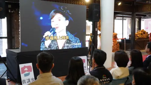 帽子歌后旋律迴盪東勢　鳳迷紛紛朝聖好評不斷
