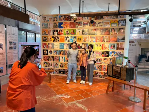 ▲117張黑膠唱片打造的展示牆成為熱門亮點-吸引民眾拍照留念(圖／客委會提供2026.3.13)