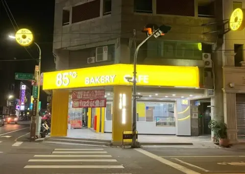 ▲85度C招牌變色原因是因為「店內只要有賣生甜甜圈」，就會變成「研究所門市」，招牌都是顯眼的黃色。（圖/Threads）