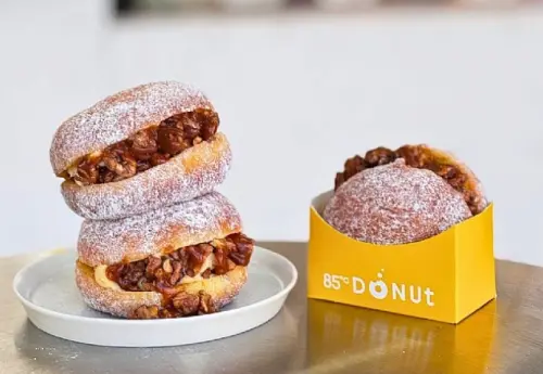 ▲85度C的生甜甜圈主打的是低價親民路線，原味只要40元，即便是爆餡特別口味，也只要60元至80元不等，比許多國外來的品牌便宜一倍以上。（圖/85度C官網）